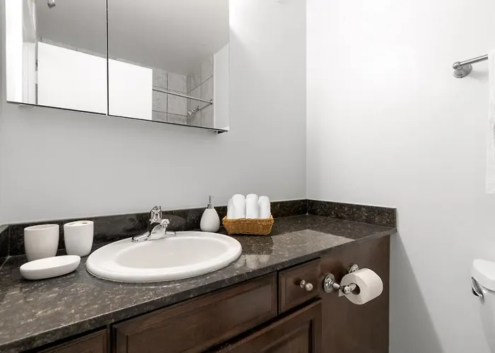 Апартаменты Gold Coast 2br W Gym Pool Nr Oak St Chi-207 *